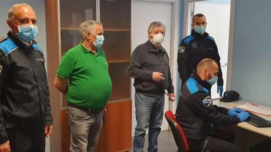 La Poli y su sede - Ahí están las nuevas dependencias de la Policía Local de Cangas, en una zona desocupada del Centro de Mayores. Era donde debían de estar hace ya muchos años. Pero el PP y Nardo Faro pusieron el freno de mano y el pie para impedirlo.