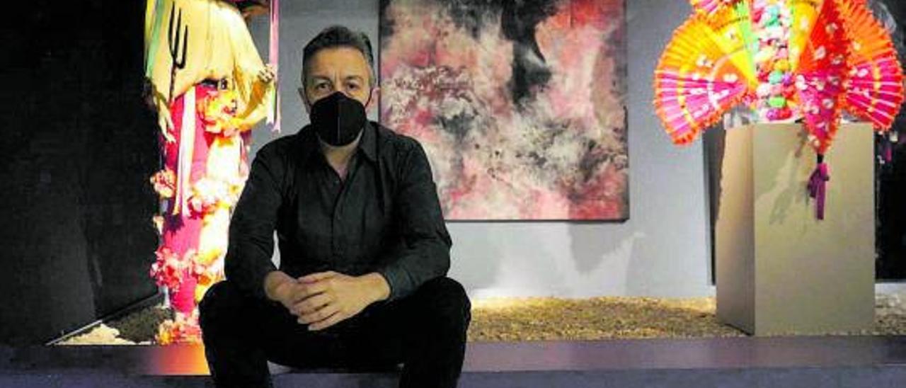 El artista Fernando de Dios junto a una de sus obras que dialogan con las de la colección del Etnográfico . | J. L.F.