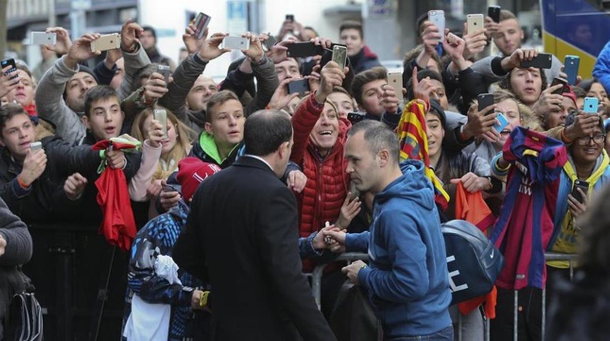 Iniesta firma uns autògrafs a Zuric.