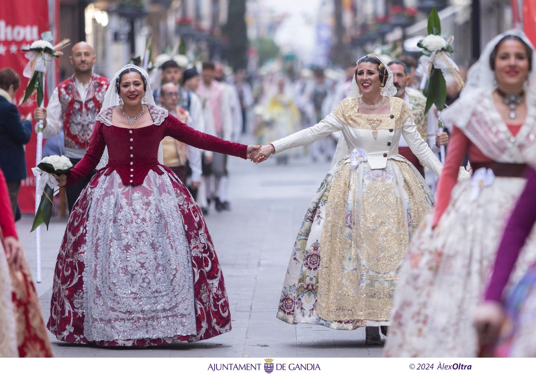 Bellas imágenes de la Ofrenda de las Fallas de Gandia