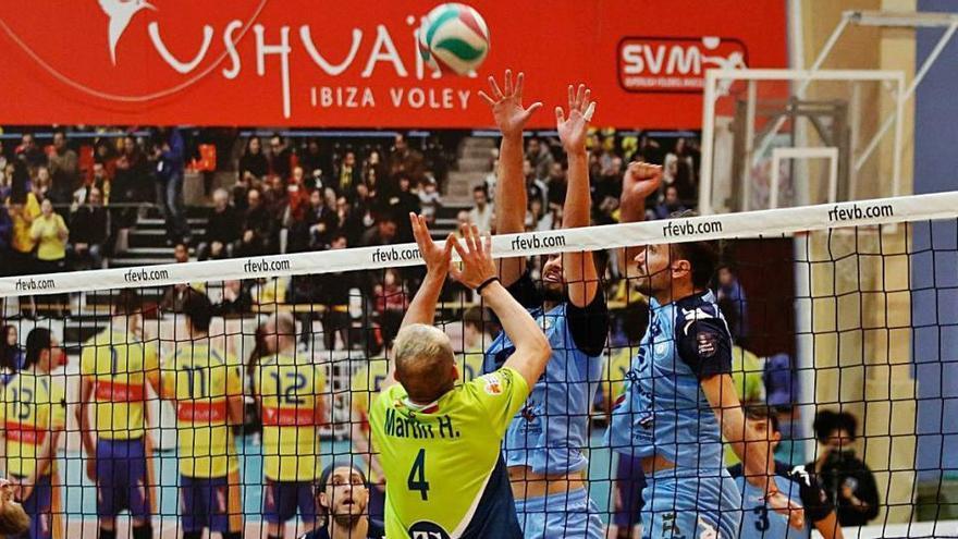 Un lance de juego de la UD Ibiza-Ushuaïa Volley en la pasada jornada en es Viver.