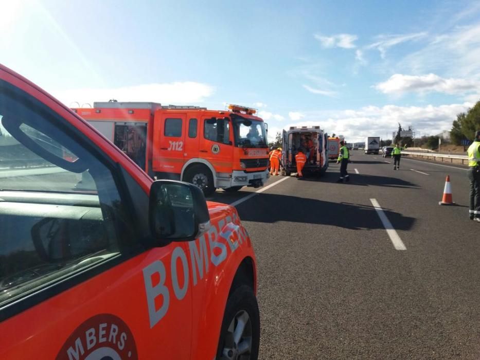Imágenes del rescate y la asistencia al conductor accidentado hoy en Buñol.