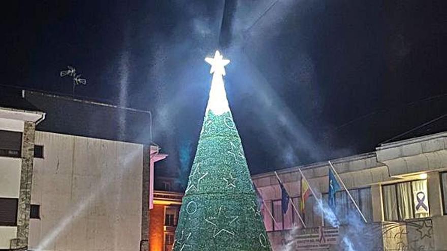 Pruebas de iluminación del árbol en La Caridad.