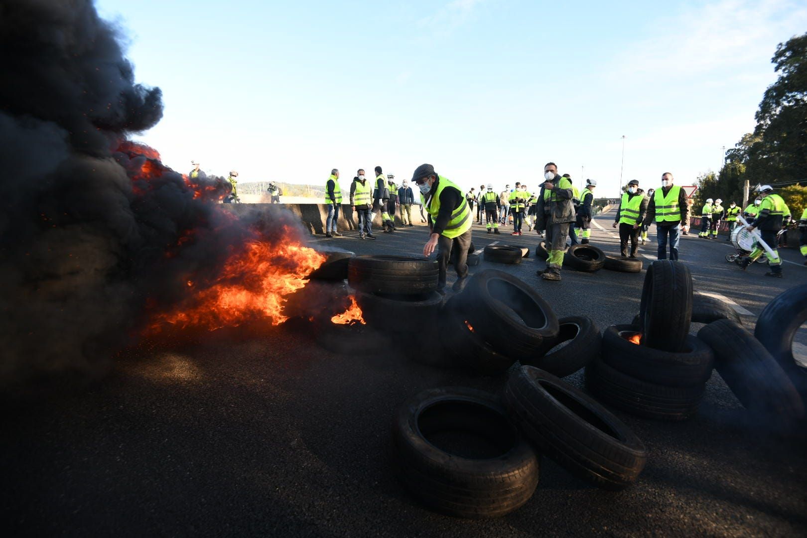 Movilización de los trabajadores de Ence: cortan la autovía de Marín con neumáticos ardiendo