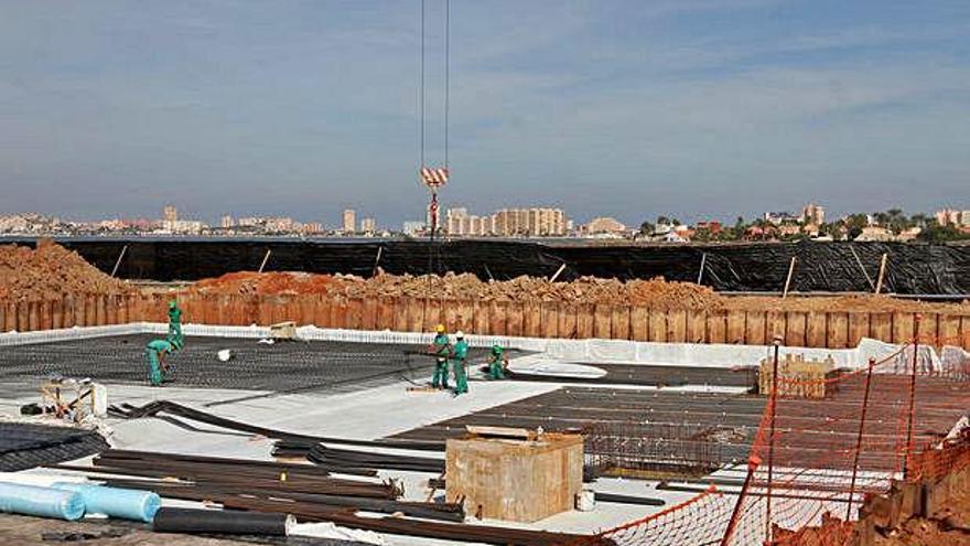 Construcción de un edificio junto a las salinas de La Manga que permaneció aparcado durante años.