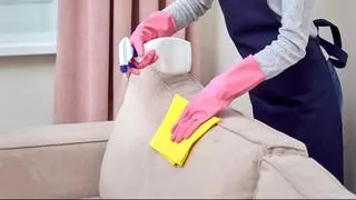 Los mejores trucos caseros para limpiar la tapicería del sofá