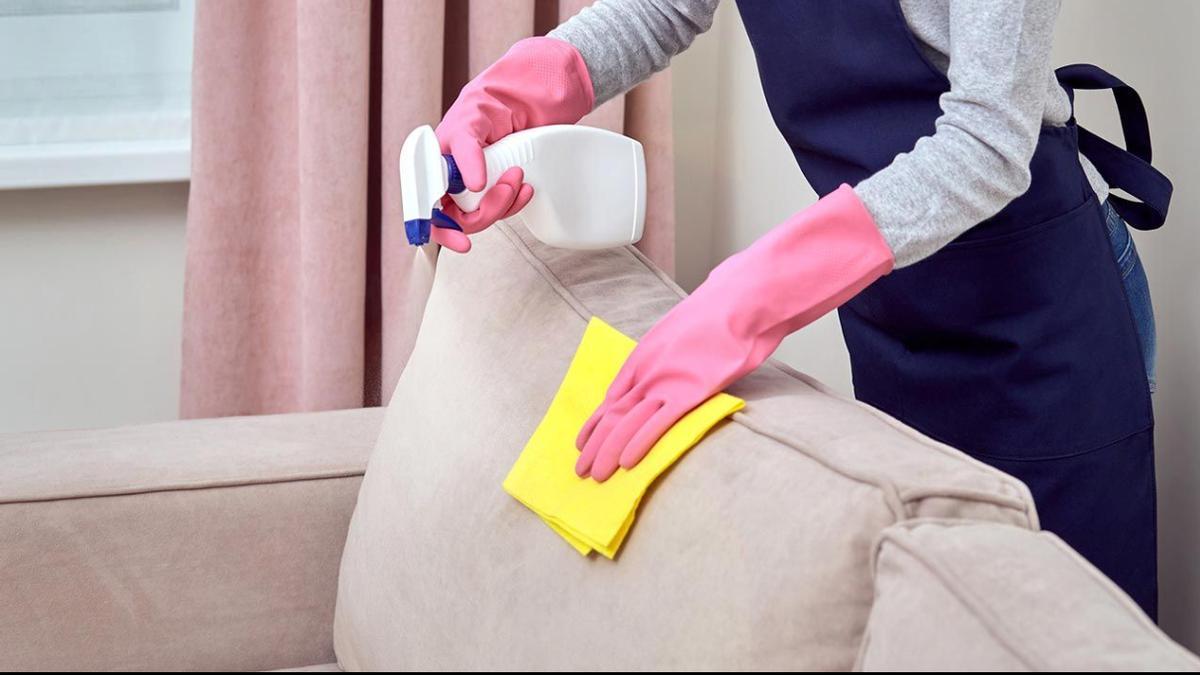 El truco casero definitivo para limpiar el sofá de tela fácilmente