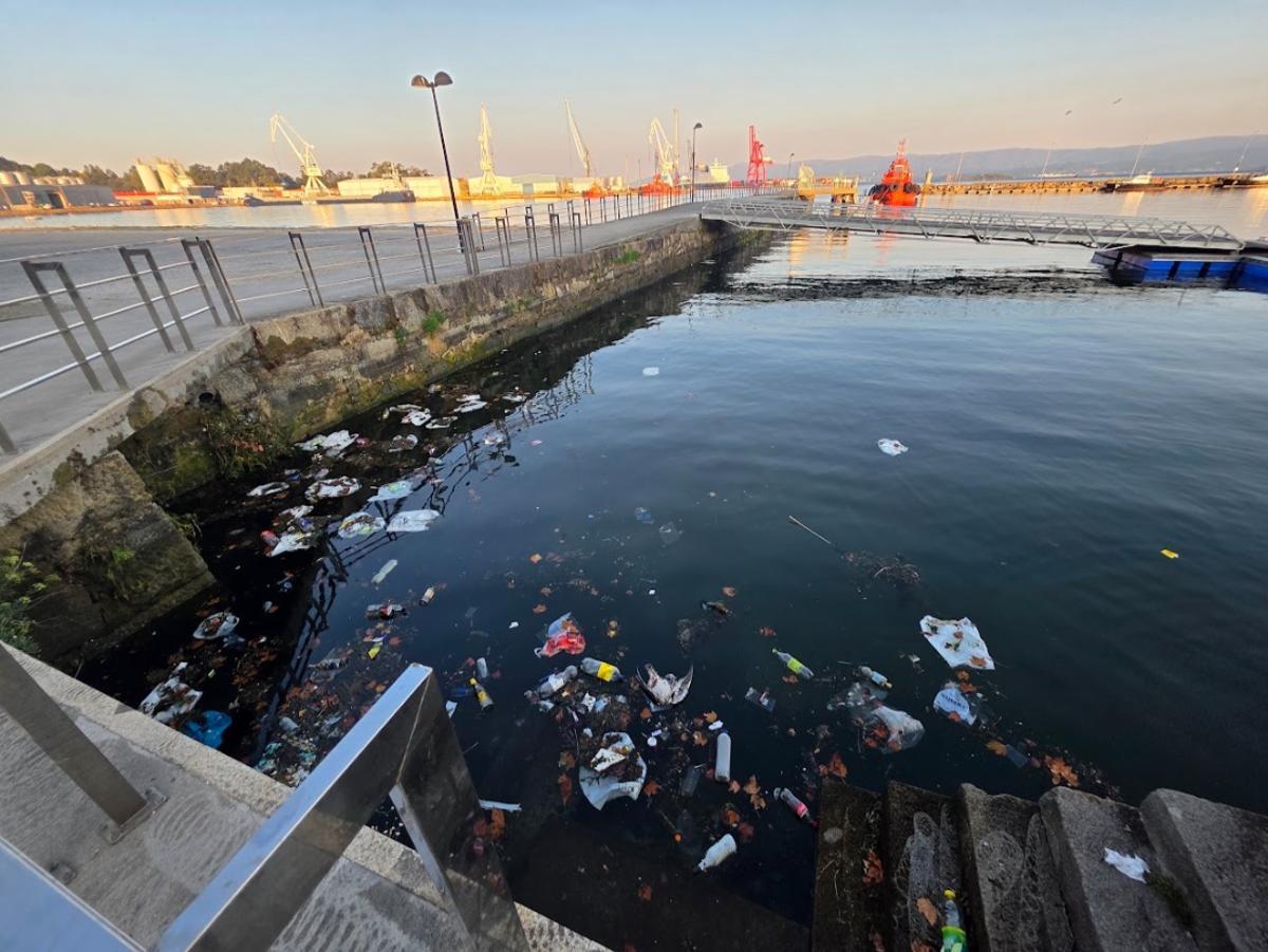 La basusa acumulada en la zona portuaria desde hace dos días. La basusa acumulada en la zona portuaria desde hace dos días.