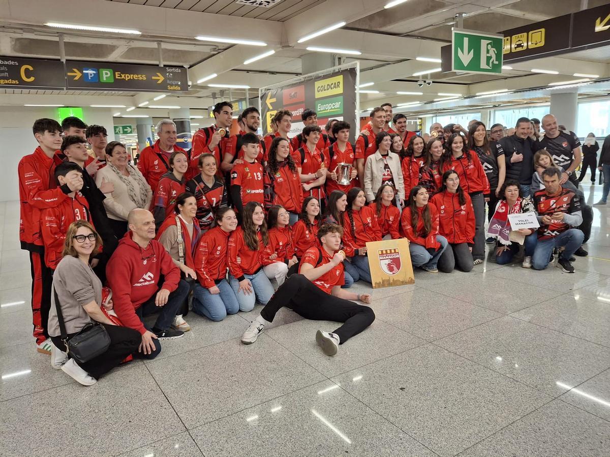 Algunos aficionados recibieron al ConectaBalear en Son Sant Joan.