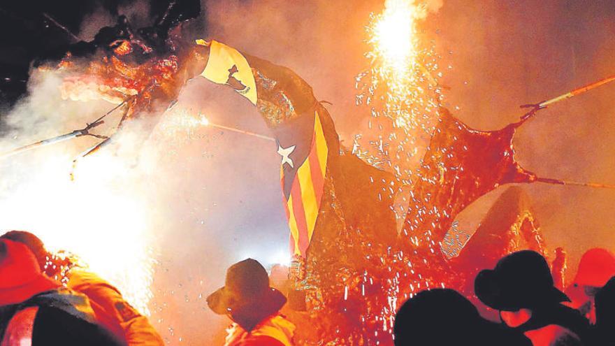 El correfoc de l&#039;any passat al seu pas per la plaça Major de Manresa. Una de les figures de la imatgeria tradicional és l&#039;Asmodeu, el drac que es veu a la fotografia