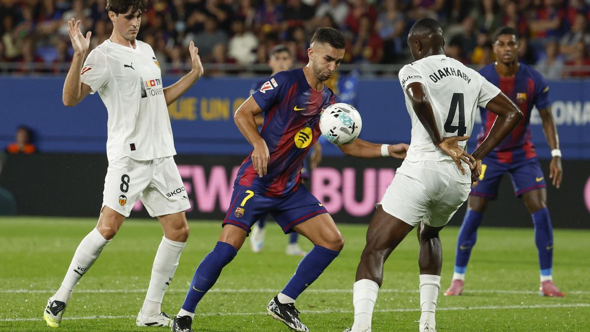 El delantero del Barcelona Ferrán Torres juega un balón entre Mouctar Diakhaby (d) y Javi Guerra, en una imagen de archivo.