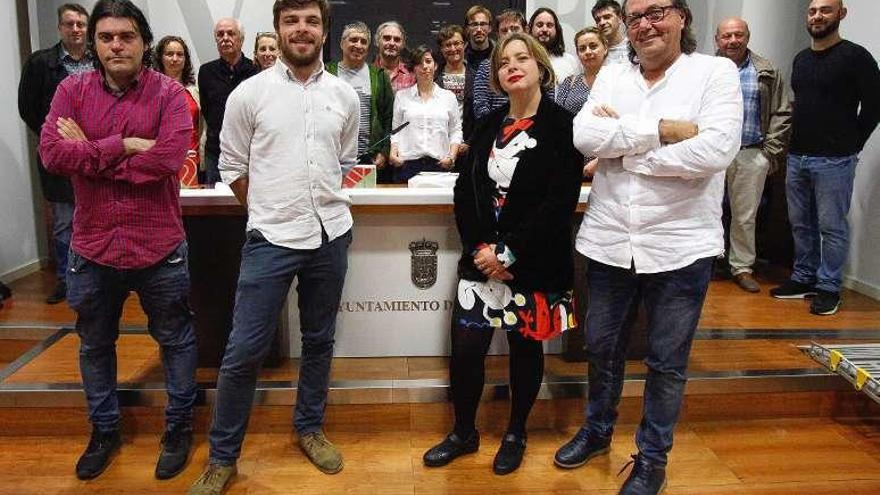 David Salcines, de Somos Avilés; el teniente de alcalde de Langreo, Luis Baragaño; Taboada y Mario del Fueyo, en primer término, junto a los miembros de candidaturas de unidad popular en la presentación de la campaña.