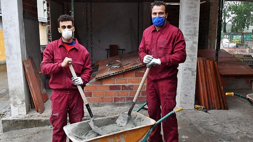 David Alvedro y Francisco Javier Nuevo, en su formación como albañiles en Arteixo.   | // VÍCTOR ECHAVE