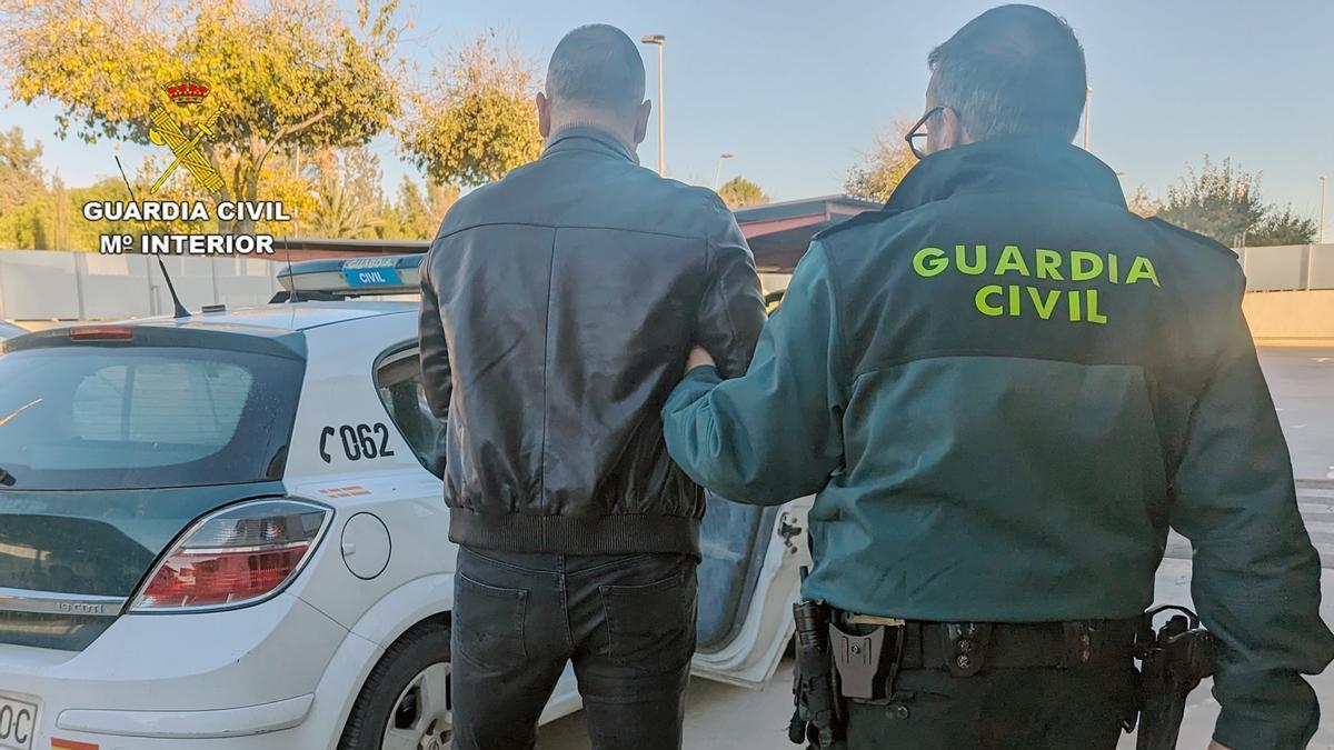 La Guardia Civil detiene al hombre que tenía una requisitoria de búsqueda e ingreso en prisión.