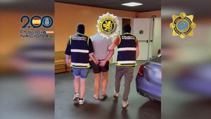 La Policía Nacional con uno delos detenidos