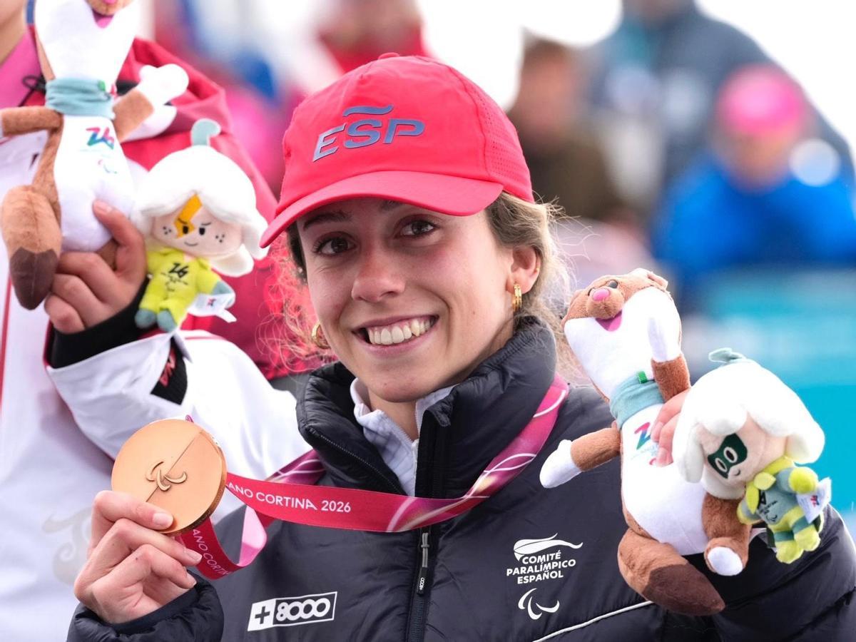 Audrey Pascual posa con su medalla de bronce en eslalon en los Juegos Paralímpicos de Milán-Cortina d'Ampezzo 2026.