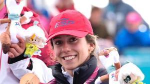 Audrey Pascual posa con su medalla de bronce en eslalon en los Juegos Paralímpicos de Milán-Cortina dAmpezzo 2026.
