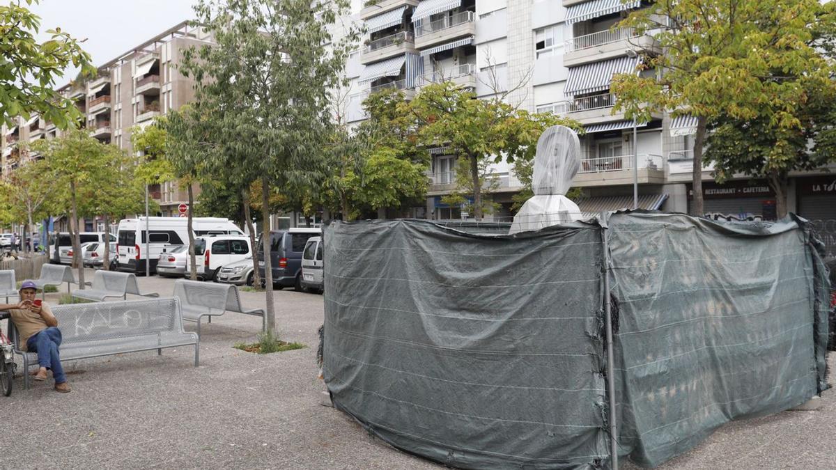 L’escultura d’homenatge a Pau Casals, envoltada i protegida. | ANIOL RESCLOSA