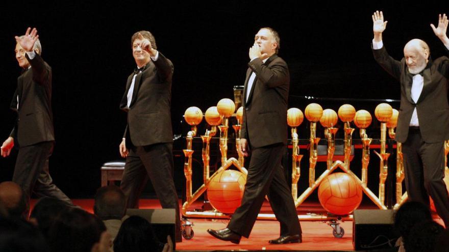 Les Luthiers se despiden del público, en el cierre de uno de sus espectáculos.  | // JUAN GONZÁLEZ/EFE