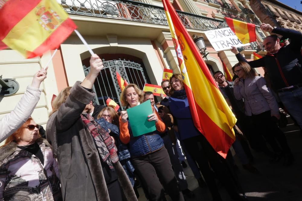 Más de 2.000 personas claman por "la unidad de España" frente al Ayuntamiento de Murcia