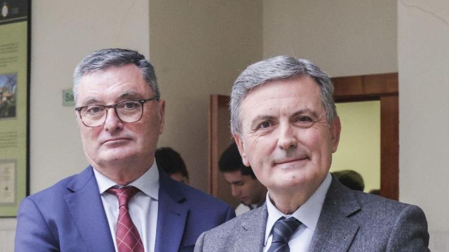 Pedro Saura, en primer término, junto a Javier de la Ballina, ayer, en la Facultad de Economía. | Irma Collín