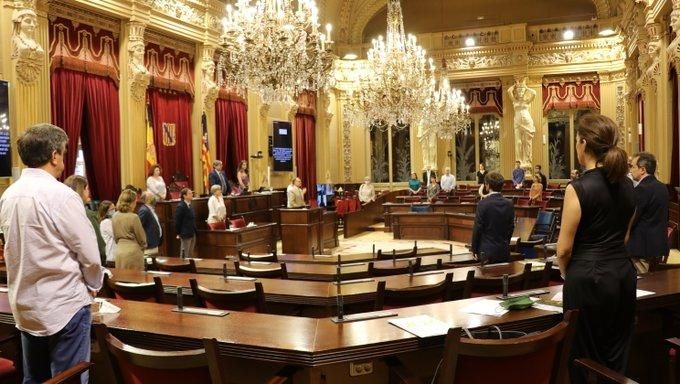 Minuto de silencio en el Parlament de les Illes Balears.