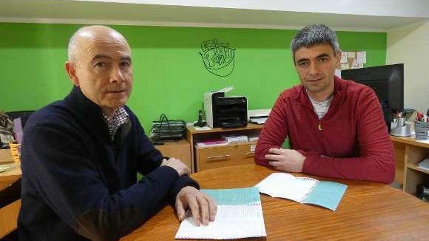 Por la izquierda, Ángel Álvarez y Jesús García, en las instalaciones de &quot;El Patiu&quot; en Posada, ayer.
