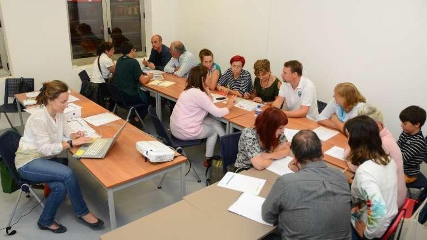 La reunión de ayer en la planta alta de la plaza de abastos. // G.Núñez