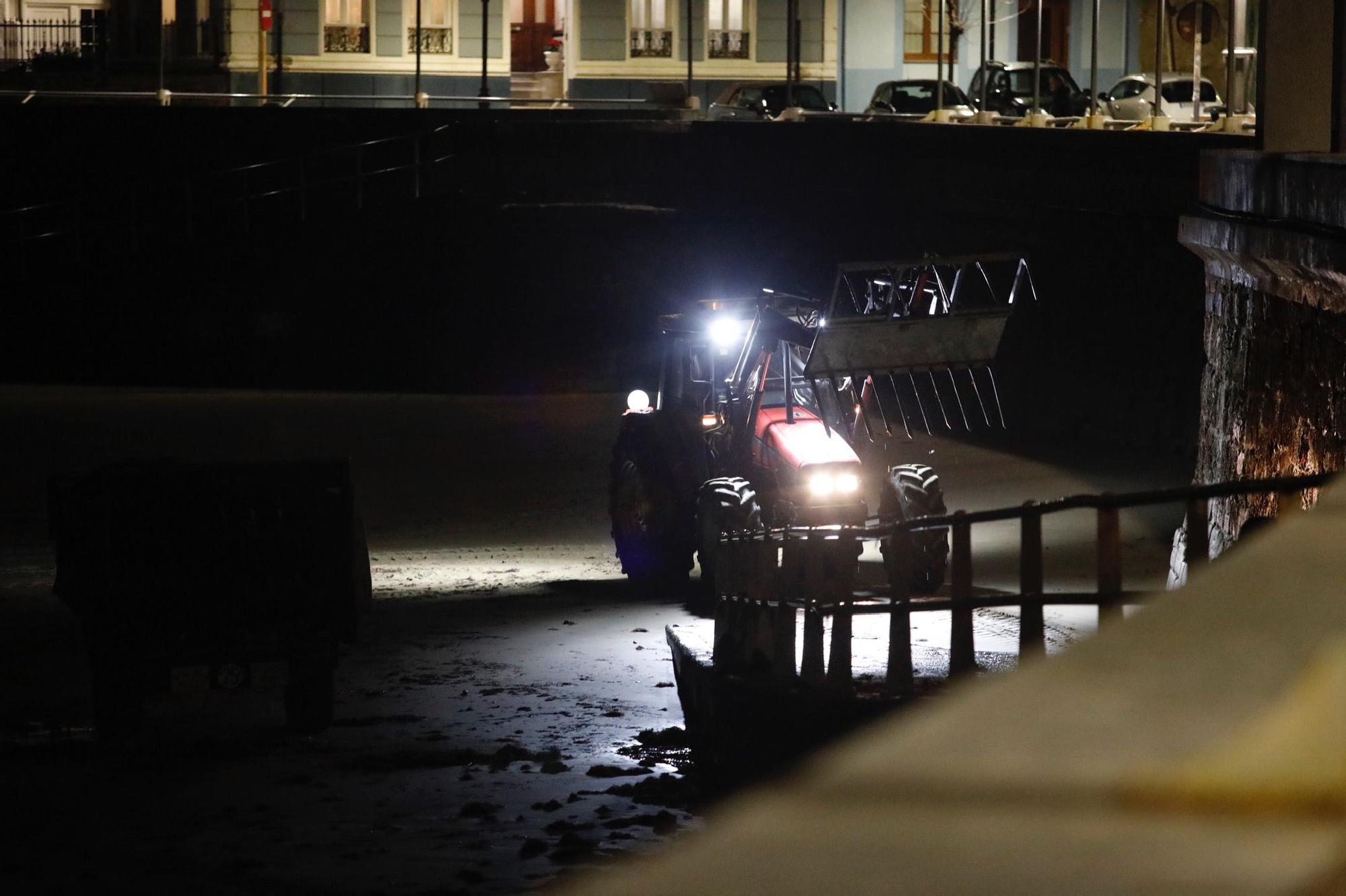 Recogida nocturna de ocle en la playa de La Ribera, en Luanco