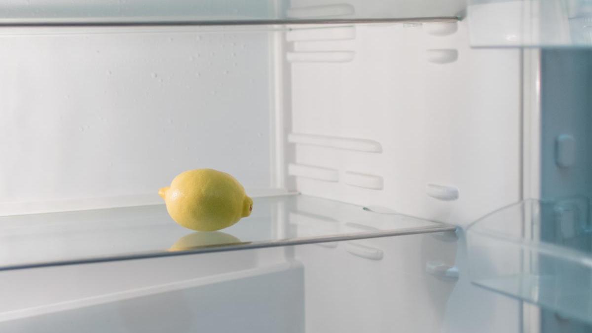 ¿Por qué la gente está metiendo limones en la nevera?