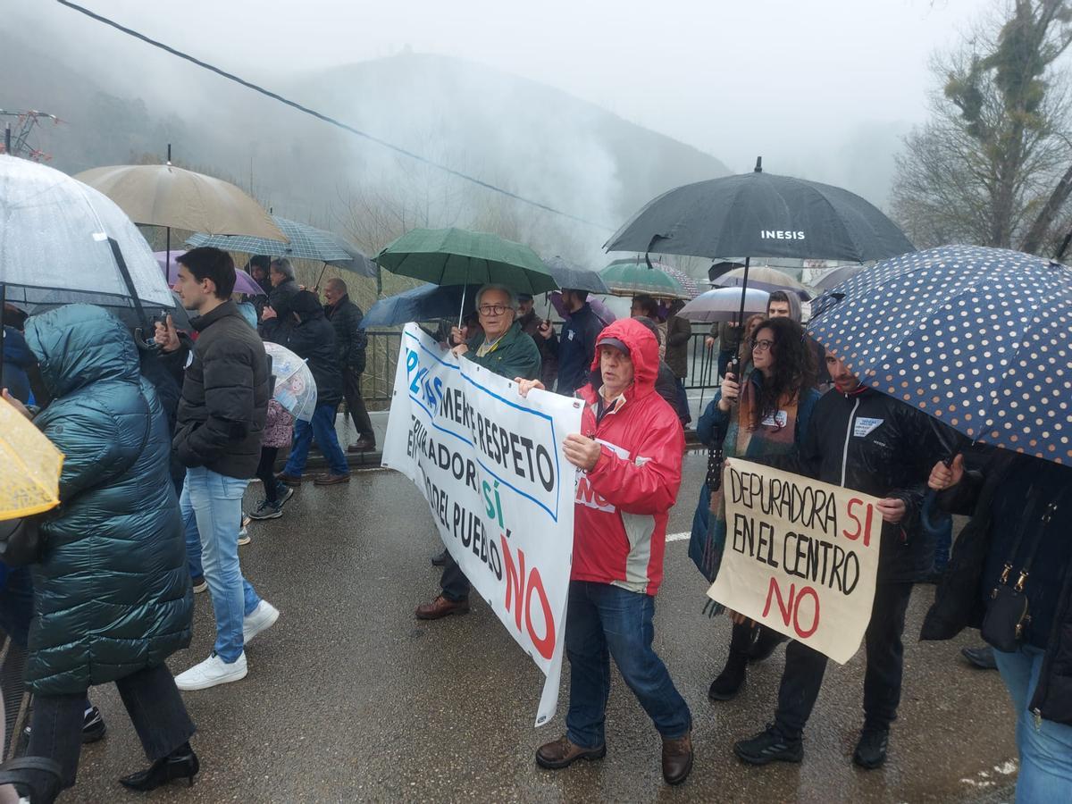 En imágenes: Una multitud reclama en Trevías un cambio de ubicación para la depuradora
