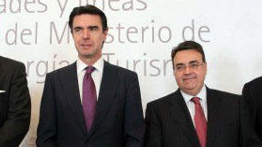 Soria, y el presidente de Enagás, Antonio Lardén, y el de Binter, Pedro Agustín del Castillo, ayer. i INTERECONOMÍA