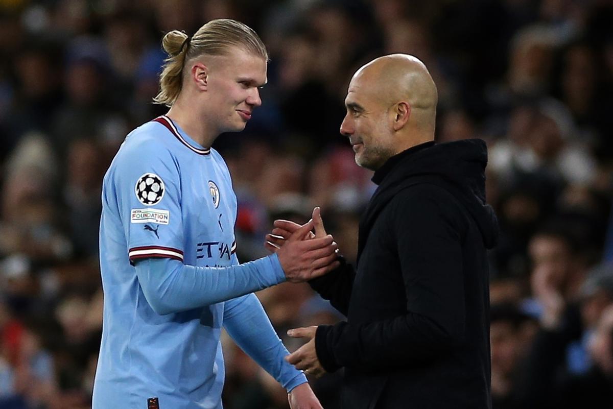 Erling Haaland, delantero del Manchester City, se saluda con Pep Guardiola, entrenador de los ’citizens’.