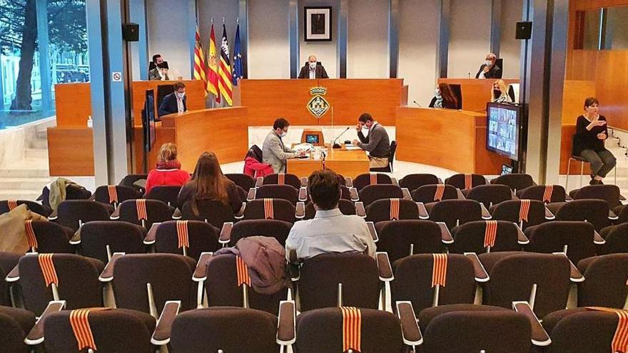 Sólo el presidente, el conseller de Hacienda y los portavoces participaron desde el salón de plenos, el resto por videoconferencia.