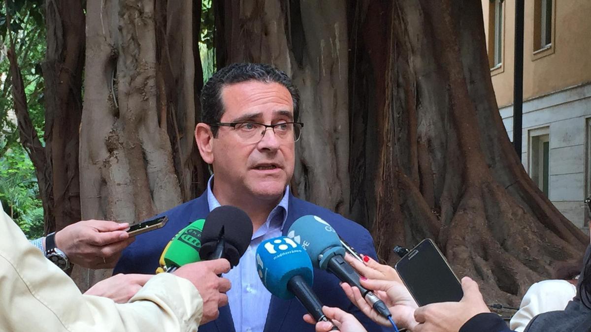 Jorge Bellver en unas declaraciones frente al ficus del jardín de las Corts Valencianes.