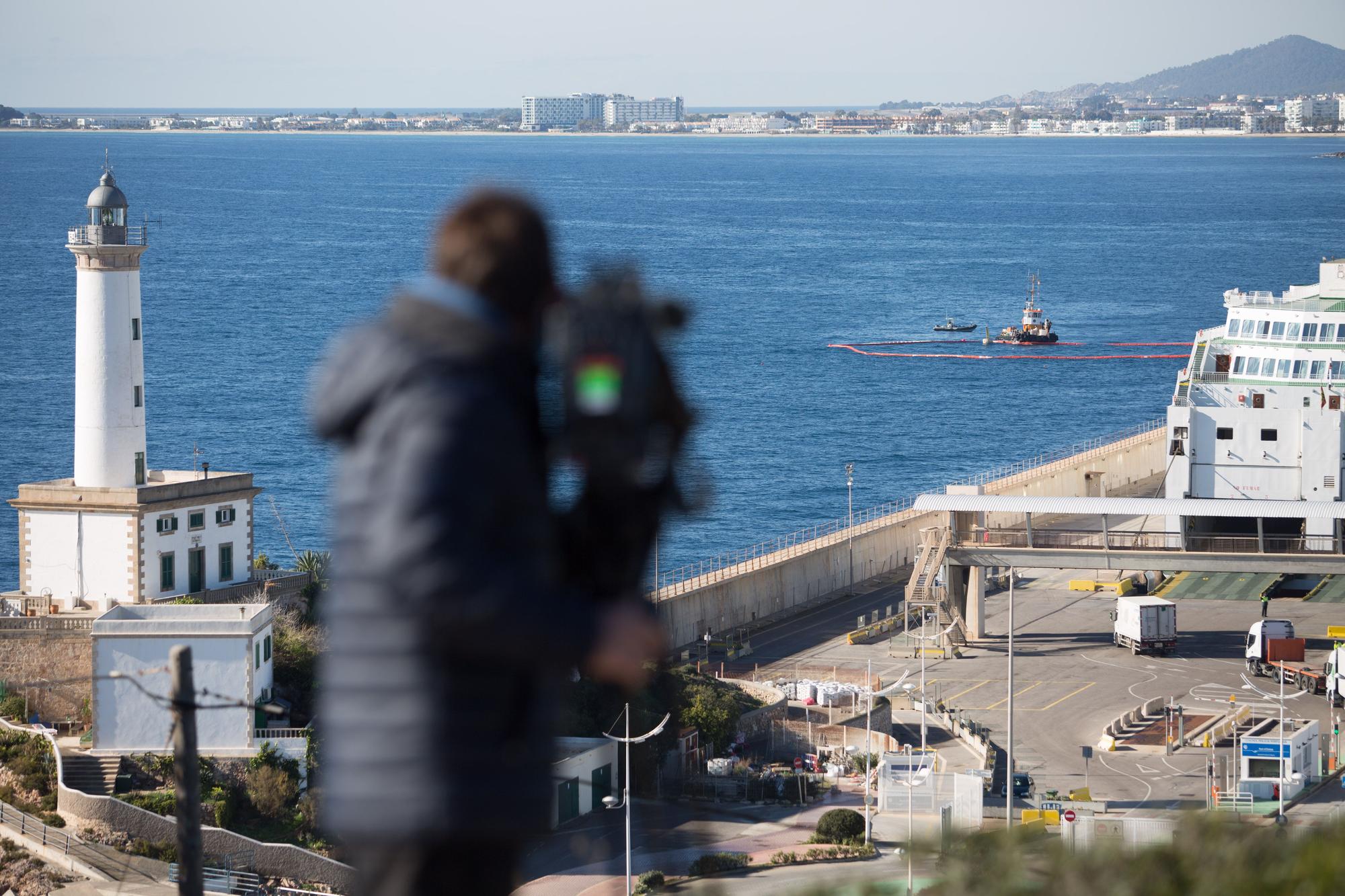 Comienzan los trabajos para reflotar el pesquero 'Charpat Segundo' hundido en Ibiza