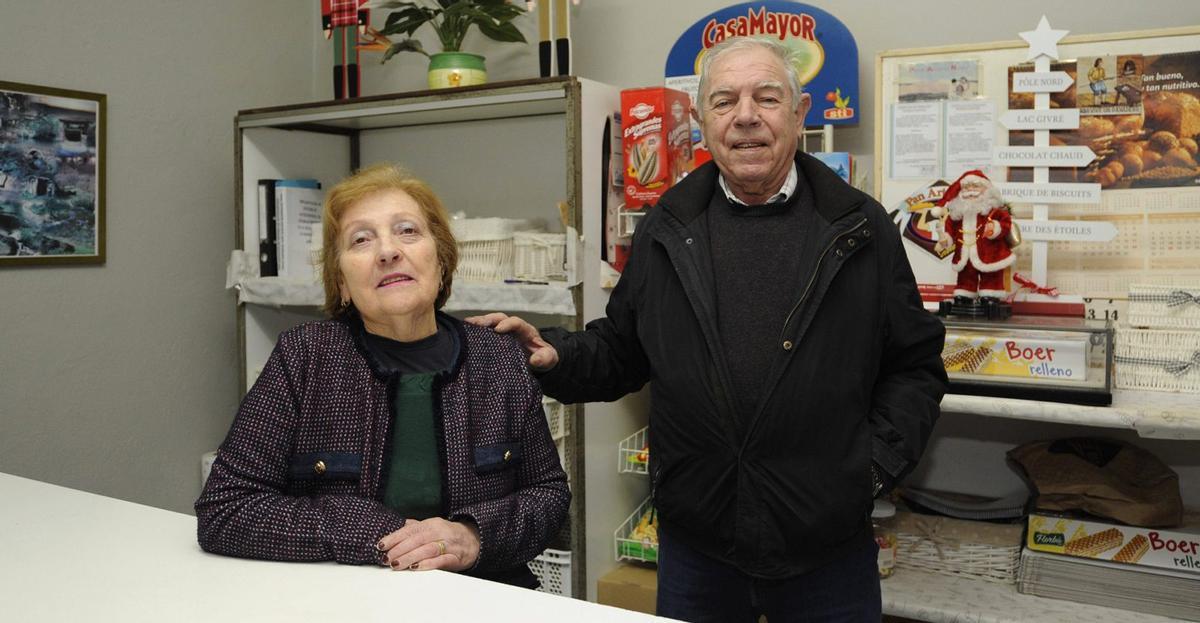 Carmen Fernández e Avelino Rodríguez, trala barra da súa panadería en Forcarei.