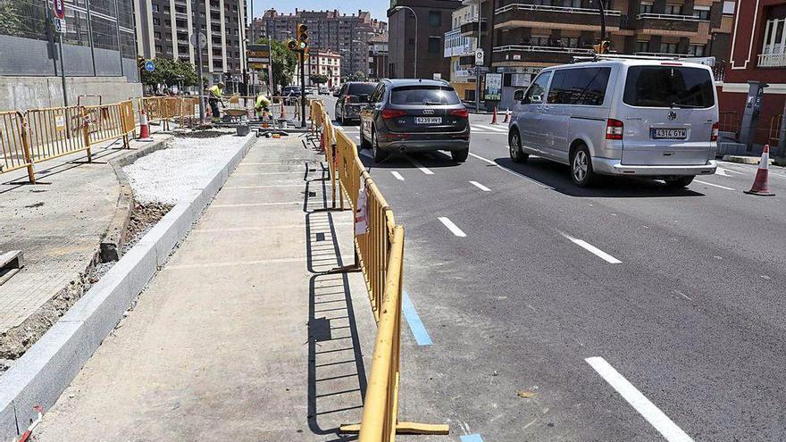 Obras, ayer, para cambiar los aparcamientos en la calle Pablo Iglesias, con las líneas del ciclocarril al lado.