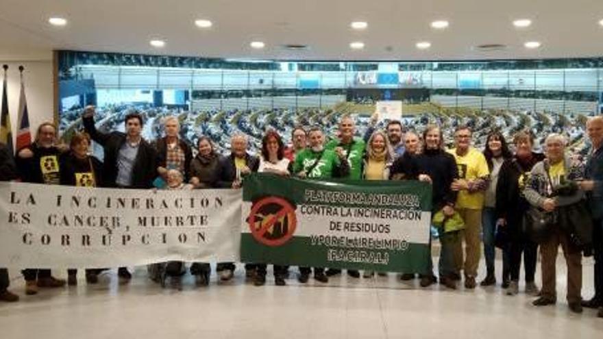 Activistas contra la incineración de la Hoya de Buñol, en Bruselas.