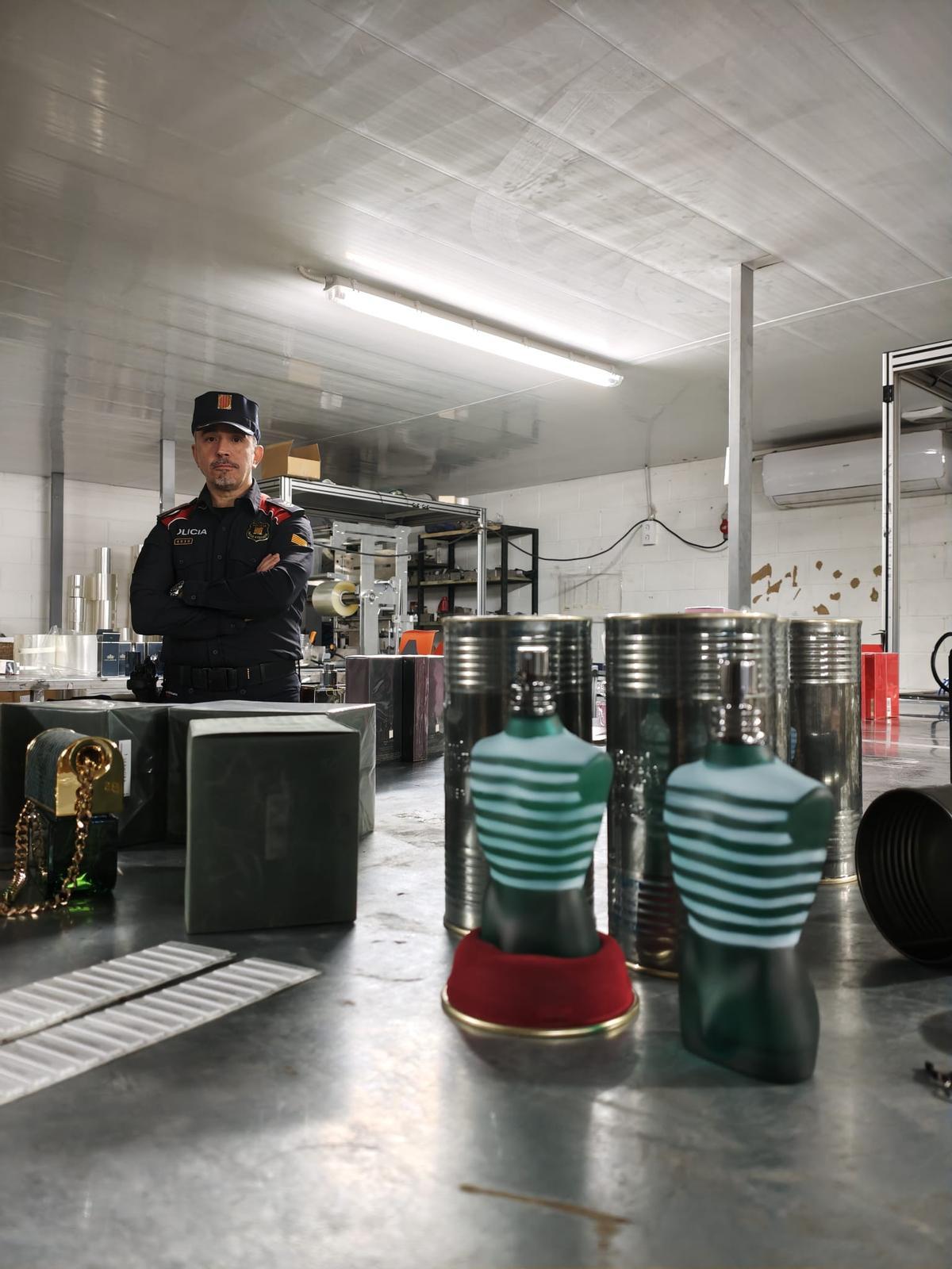 Les imatges de la fàbrica de perfum falsificat de Fogars