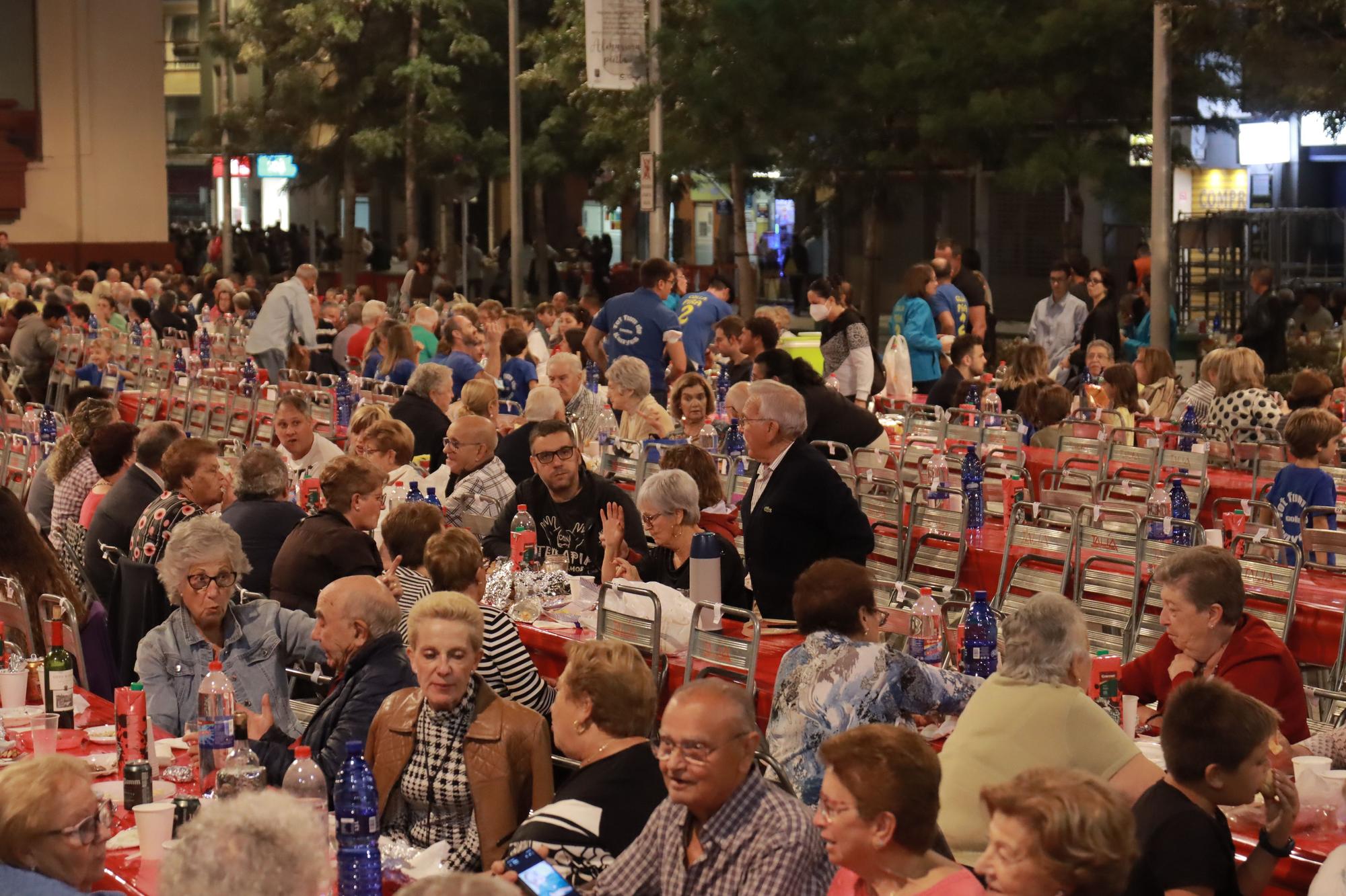 Búscate entre los comensales de la cena de 'pa i porta' en Almassora