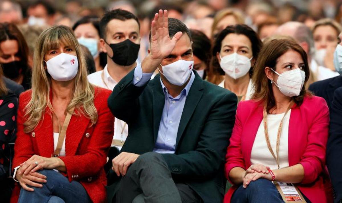 El secretario general del PSOE y presidente del Gobierno, Pedro Sánchez, junto a su mujer, Begoña Gómez (i), y la vicesecretaria general del partido, Adriana Lastra, en la clausura del 40º Congreso Federal, en la Fira de València, este 17 de octubre de 2021.