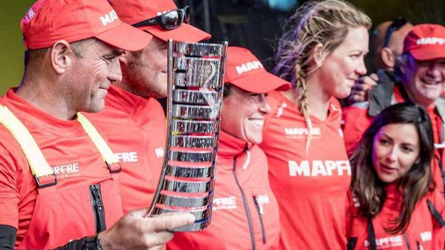 Xabi Fernández, patrón del &quot;Mapfre&quot;, sostiene el trofeo tras alcanzar el segundo puesto.