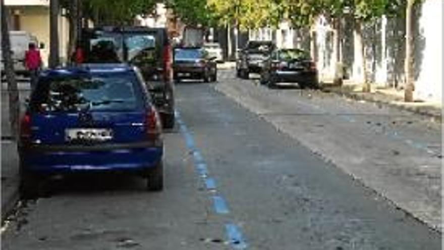 Cotxes aparcats a la zona blava de la Seu d&#039;Urgell, sense funcionar