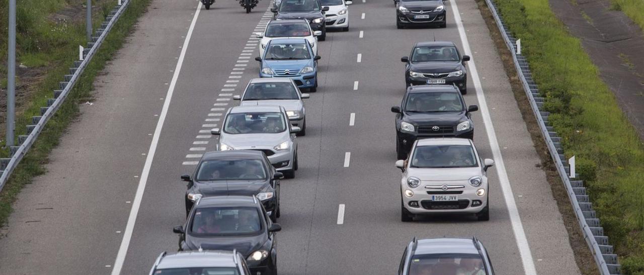 Un atasco de tráfico en la autovía de Villaviciosa. | Miki López