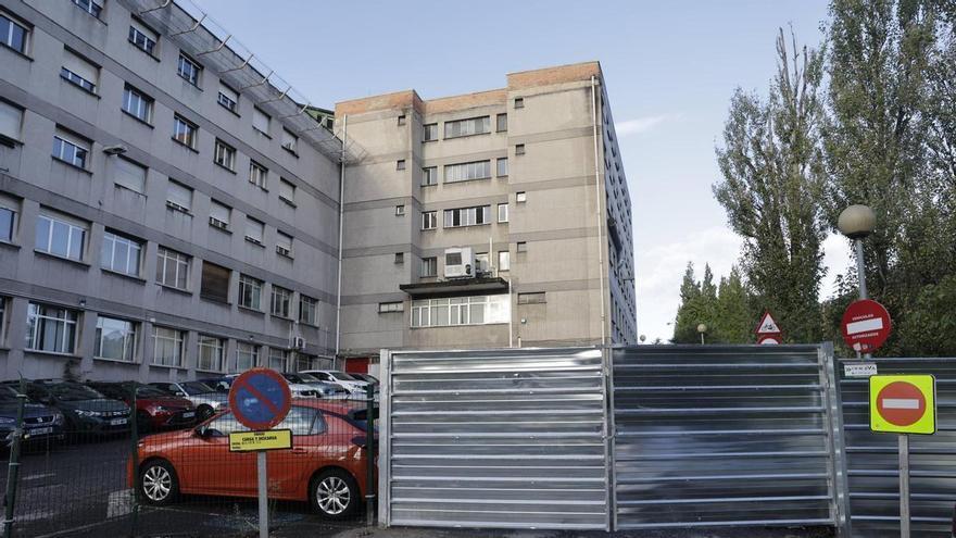 El viejo HUCA, en Oviedo, se blinda frente a los peatones para acelerar su derribo: "Ahora el ruido lo hacen los trabajadores, no los ladrones"