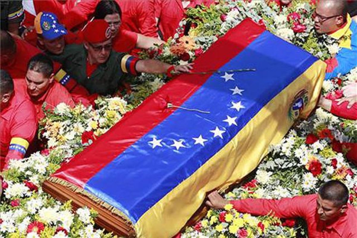 Un membre de la guàrdia presidencial col·loca una flor al damunt del fèretre del president Hugo Chávez.