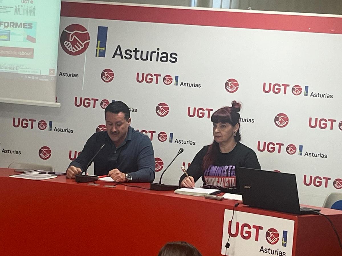 Lanero y Cosío, este lunes, en la sede de UGT en Oviedo, presentando el informe.