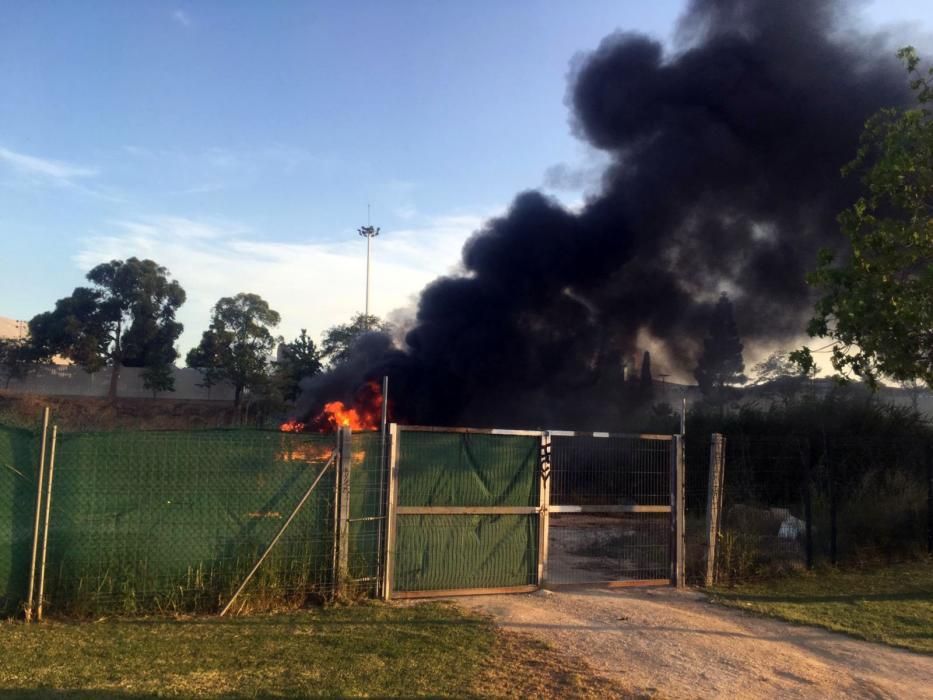 Arde una furgoneta en los jardines junto al Oceanogràfic