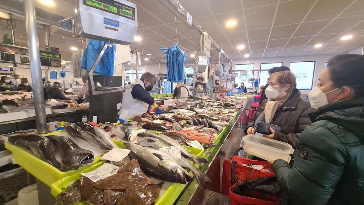 De compras en la plaza de abastos de Vilagarcía, esta mañana.